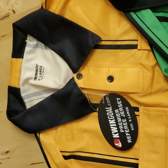 3 Soccer Referee Polos + 1 pair of shorts - Picture 2 of 8